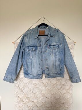 Levi's Denim Trucker Jacket - medium wash - large - LIKE NEW